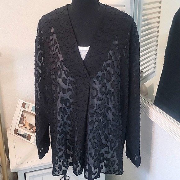 Vince Camuto Devore Leopard Blouse - Picture 2 of 8